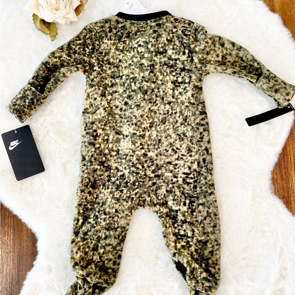 New with tag NIKE LOGO FLEECE ONEPIECE with cover for hands. Camo green & black - Picture 2 of 3